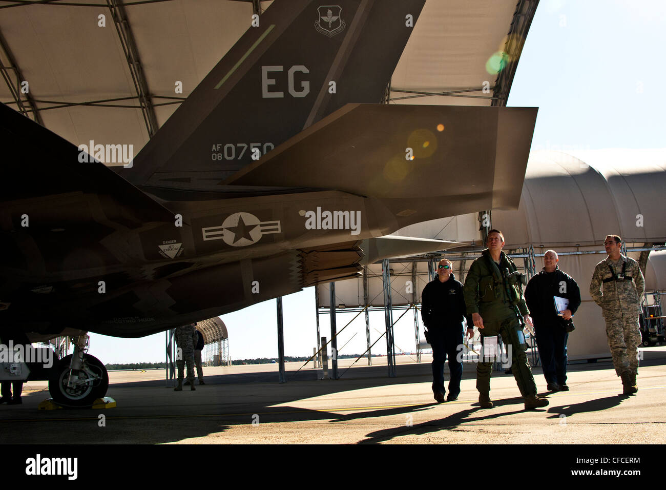 LT. Col. Eric Smith, der Leiter der Operationen der 58. Jagdgeschwader, geht um den F-35A Lightning II Joint Strike Fighter, bevor er am 6. März auf der Eglin Air Force Base zum ersten Mal trainiert wurde.Fla. Smith ist der erste Pilot der Air Force, der für den F-35 qualifiziert ist. Stockfoto