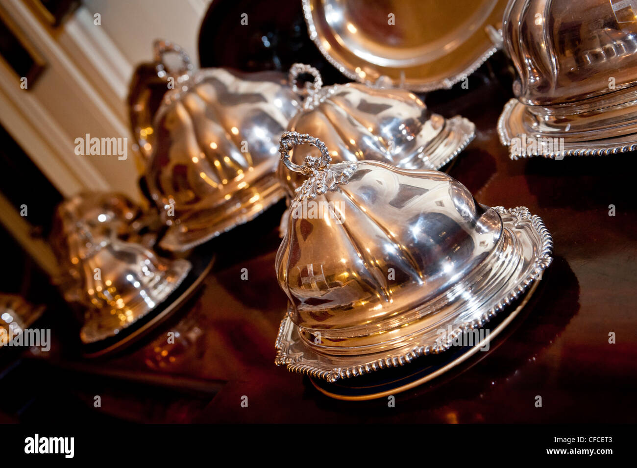 Silber Essen Platten auf Tisch warten um bedient zu werden Stockfotografie  - Alamy