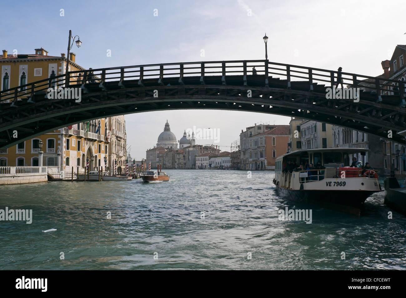 Academia Brücke über den Canal Grande, mit Santa Maria della Salute-Kirche im Hintergrund - Venedig, Venezia, Italien, Europa Stockfoto