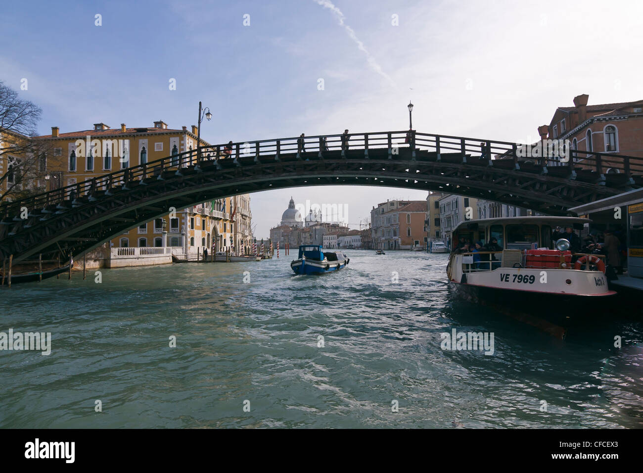 Academia Brücke über den Canal Grande, mit Santa Maria della Salute-Kirche im Hintergrund - Venedig, Venezia, Italien, Europa Stockfoto