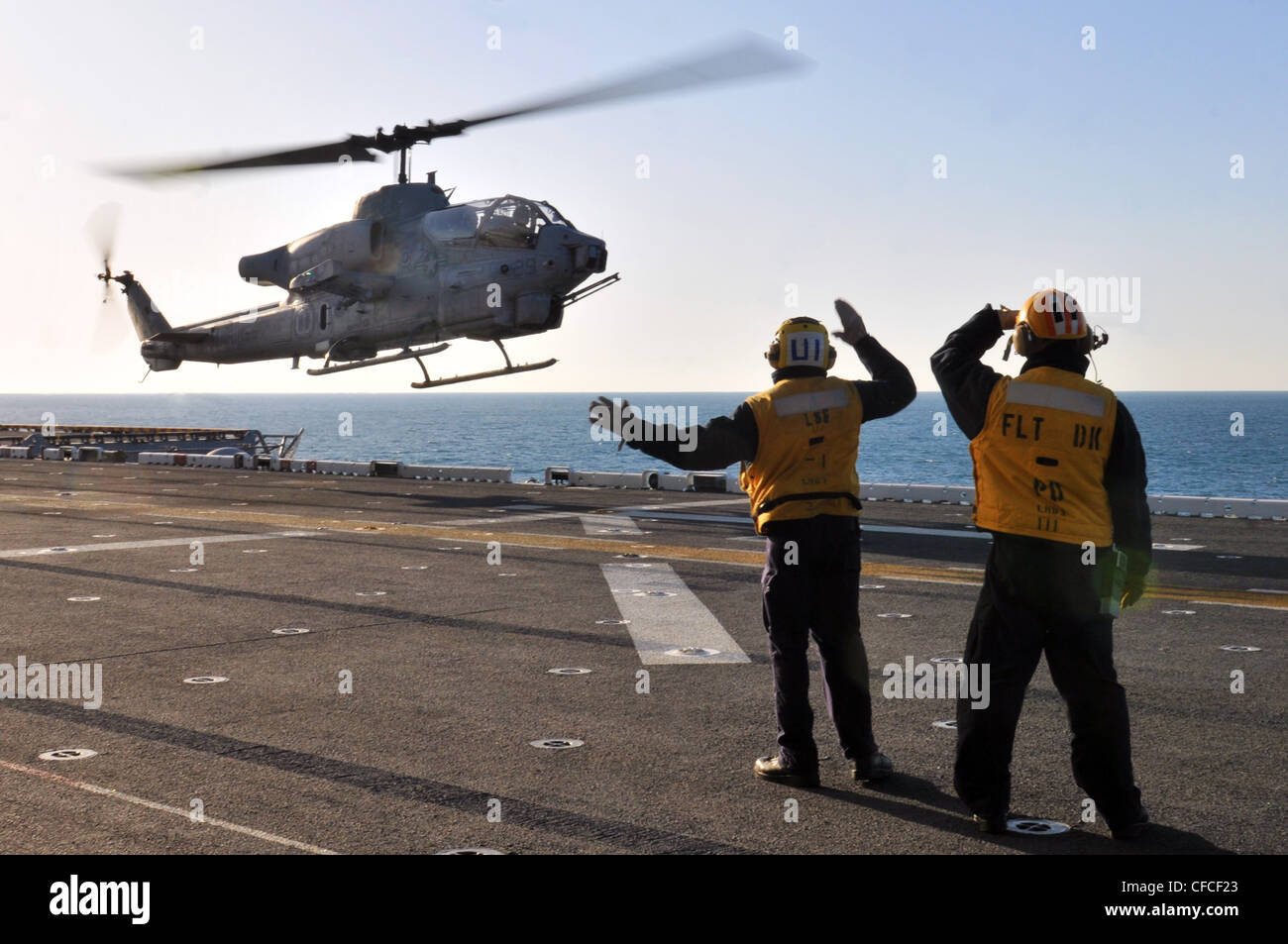 Die Flugbootsfreunde richten die Landung einer AH-1W Super Cobra auf dem Flugdeck des amphibischen Sturmschiffs USS Kearsarge. Kearsarge ist im Gange und absolviert die Grundausbildung der Training Group 1.3 über Wasser. Stockfoto