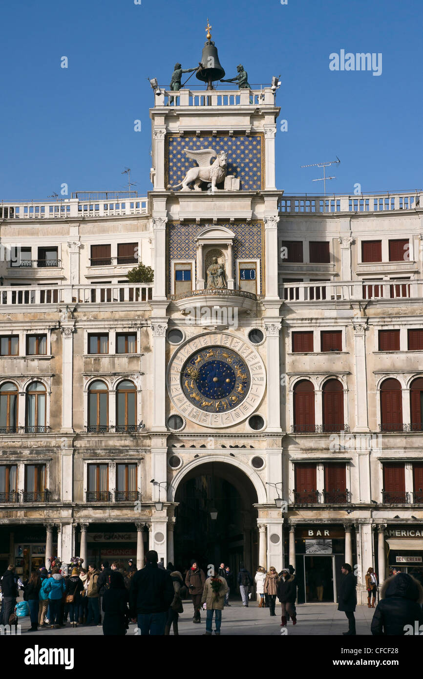 Der Clock Tower mit der astronomischen Uhr (15. Jahrhundert) auf dem Markusplatz - Venedig, Venezia, Italien, Europa Stockfoto