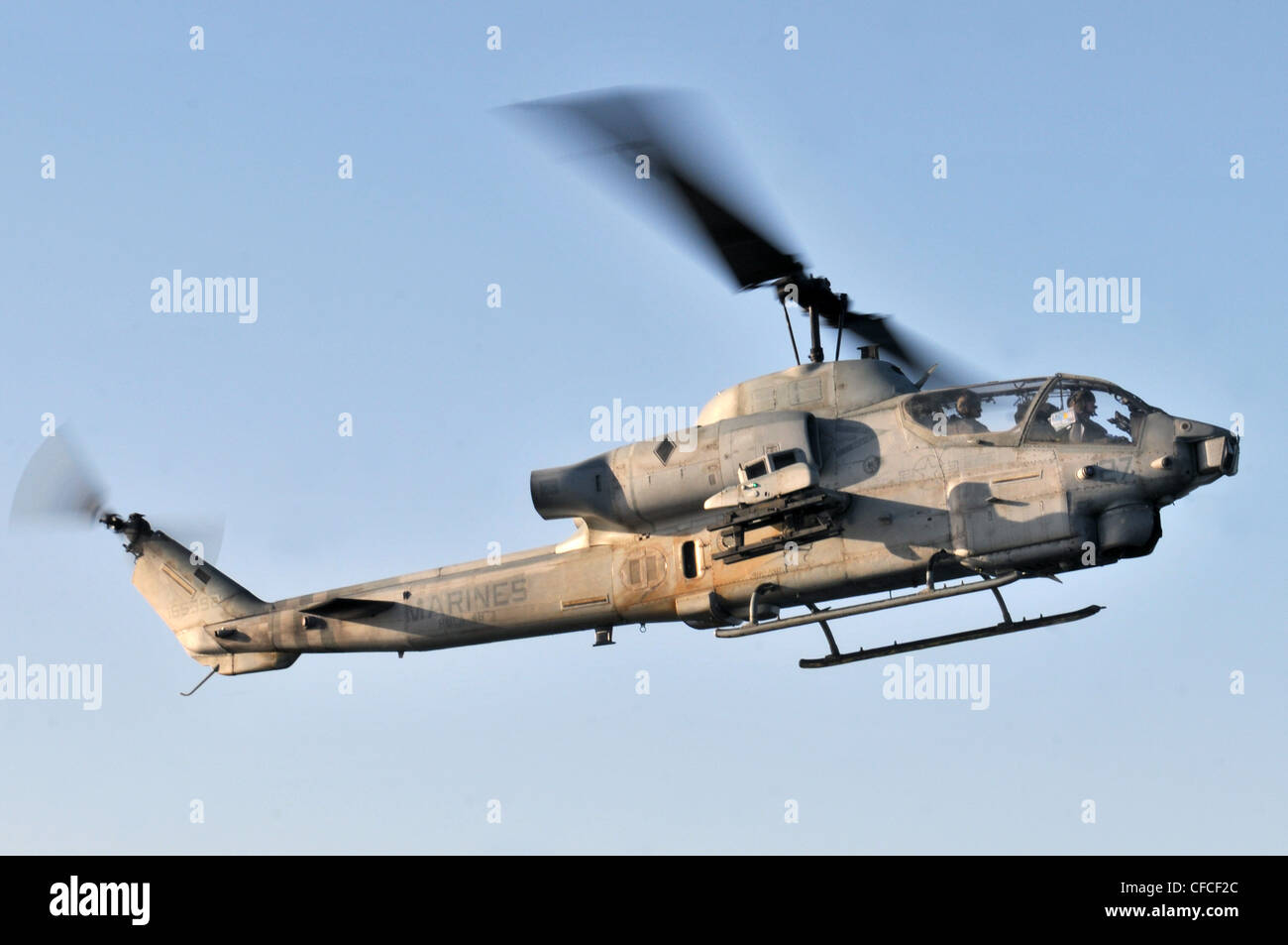 Eine AH-1W Super Cobra nähert sich dem Flugdeck des amphibischen Sturmschiffes USS Kearsarge. Kearsarge ist im Gange und absolviert die Grundausbildung der Training Group 1.3 über Wasser. Stockfoto