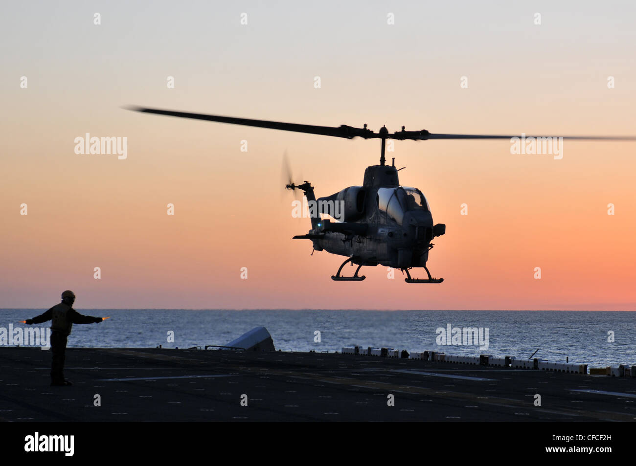 Eine AH-1W Super Cobra hebt vom Flugdeck des amphibischen Sturmschiffes USS Kearsarge ab. Kearsarge ist im Gange und absolviert die Grundausbildung der Training Group 1.3 über Wasser. Stockfoto