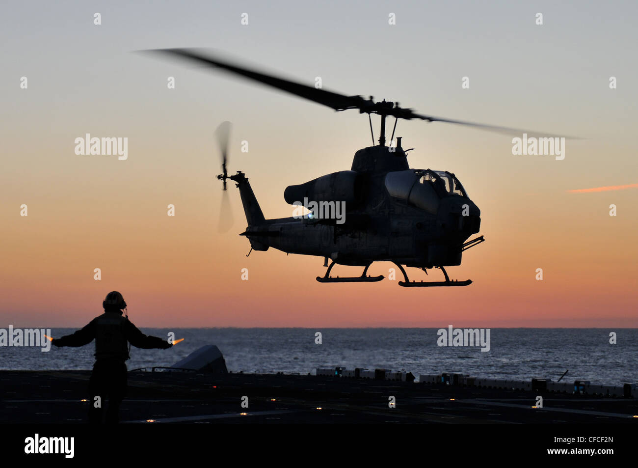 Eine AH-1W Super Cobra landet auf dem Flugdeck des amphibischen Sturmschiffes USS Kearsarge. Kearsarge ist im Gange und absolviert die Grundausbildung der Training Group 1.3 über Wasser. Stockfoto