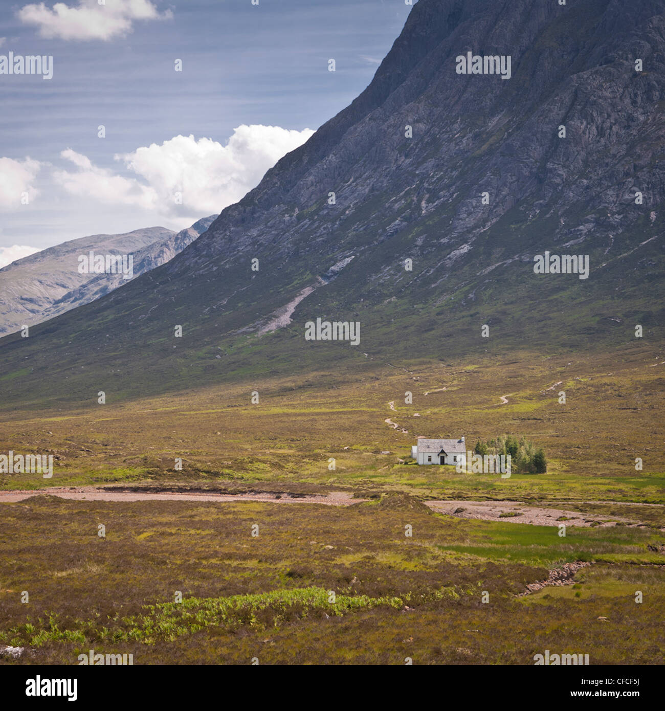 Ein kleines Häuschen in den Schatten gestellt durch Buachaille Etive Beag Stockfoto