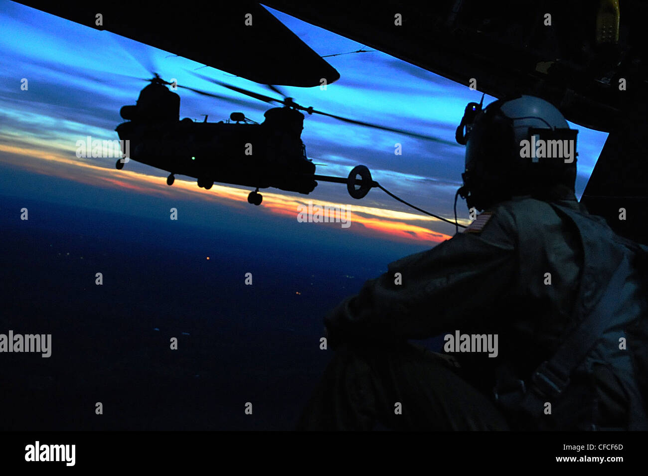 Ein Ladungsmaster der US Air Force beobachtet an Bord eines MC-130E-Flugzeugs, wie ein CH-47 Chinook Hubschrauber während Emerald Warrior, Duke Field, Florida, 6. März 2012 eine Luftbetankung erhält. Der Hauptzweck von Emerald Warrior ist es, spezielle Einsatzkomponenten in städtischen und unregelmäßigen Kriegshandlungen zu üben, um kämpfende Kommandeure in Theaterkampagnen zu unterstützen. Emerald Warrior nutzt die Lehren aus der Operation Iraqi Freedom, der Operation Enduring Freedom und anderen historischen Lektionen, um den kämpfenden Kommandanten besser ausgebildete und bereitzulegenere Truppen zu bieten. Stockfoto