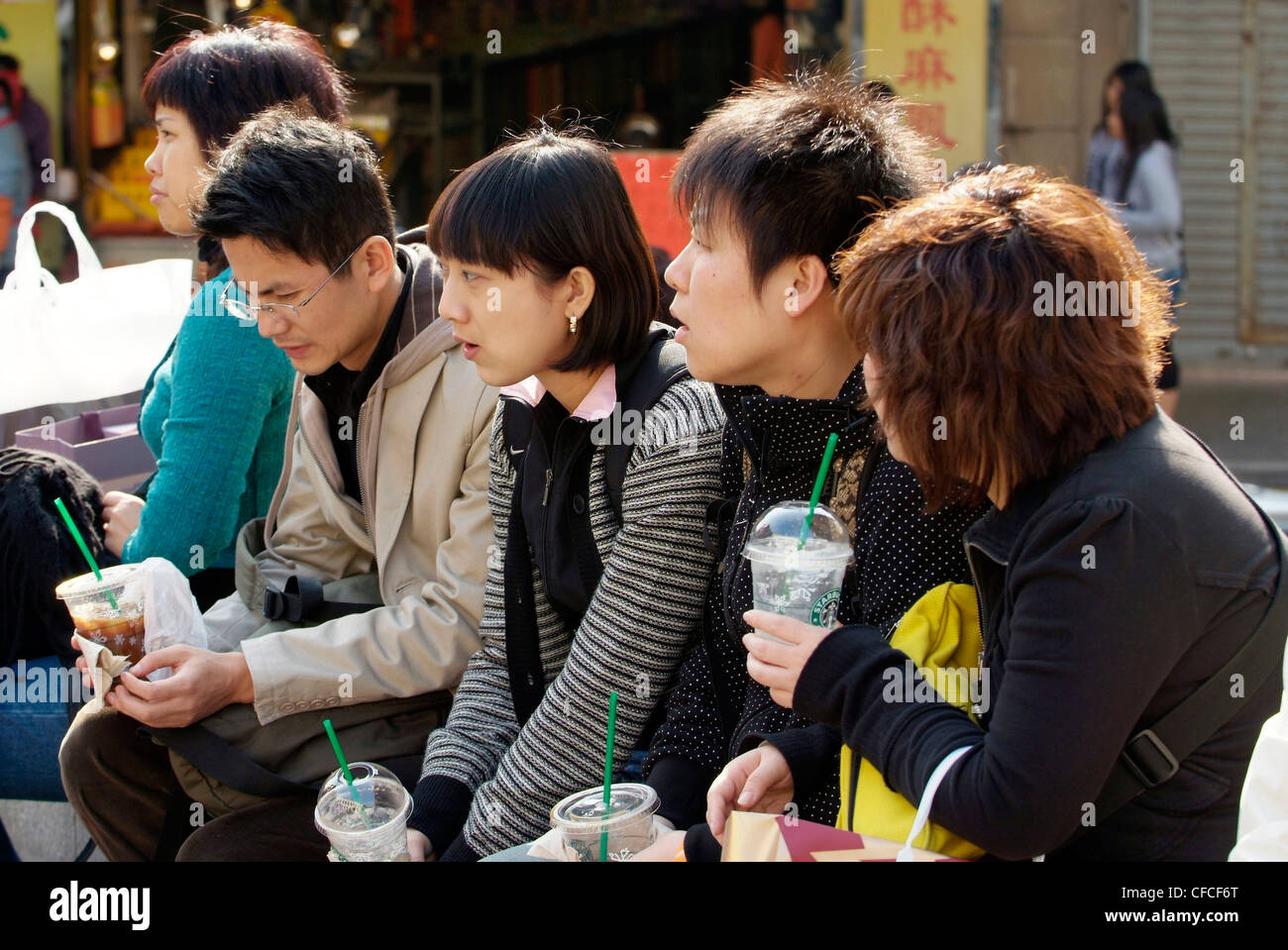 CHINA - MACAU SAR junge Besucher zu Starbuck's Stockfoto