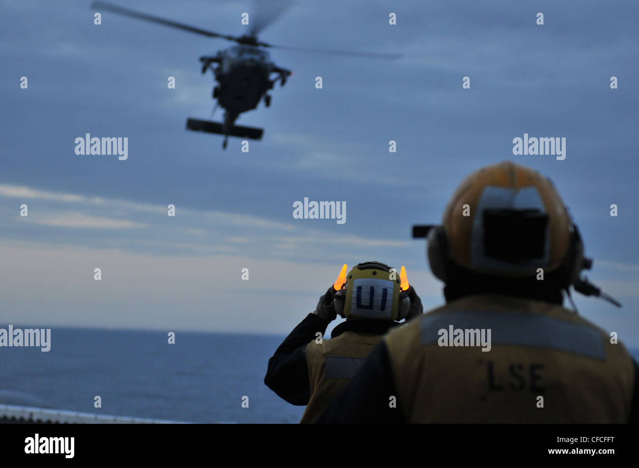 Die Flugbootsfreunde richten die Landung eines Knighthawk der MH-60ER WÄHREND des Flugbetriebs an Bord des amphibischen Sturmschiffs USS Kearsarge (LHD 3). Kearsarge ist im Gange und absolviert die Grundausbildung der Training Group 1.3 über Wasser. Stockfoto