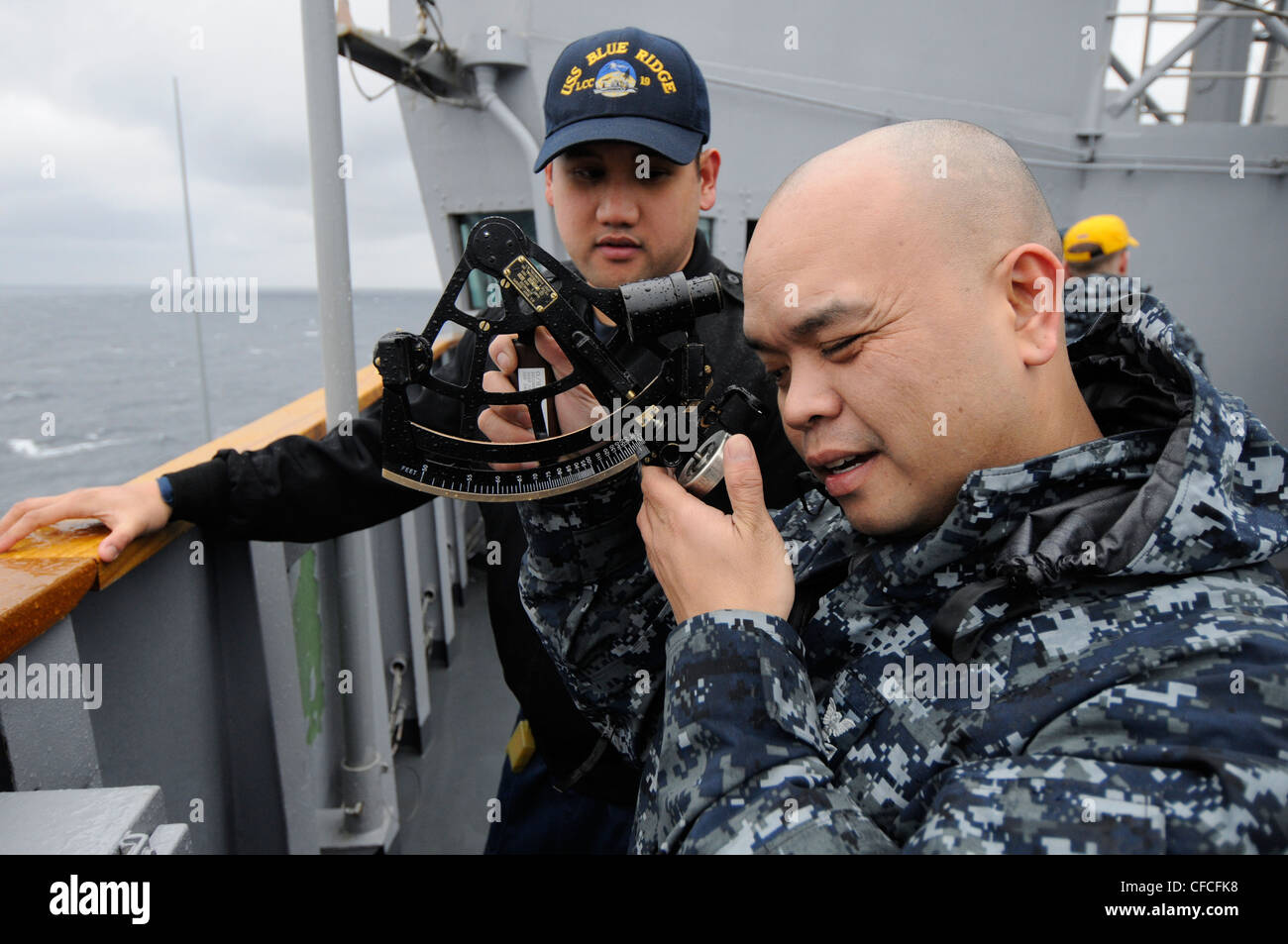 SEA OF JAPAN (5. März 2012) Quartermaster 1st Class Howell Trinidad und LT. j. g Keith Leung verwenden einen Sextant an Bord des Flaggschiffs USS Blue Ridge (LCC 19) der US-Flotte, um den Schiffsanflug während einer vertikalen Auffüllung zu messen. Stockfoto