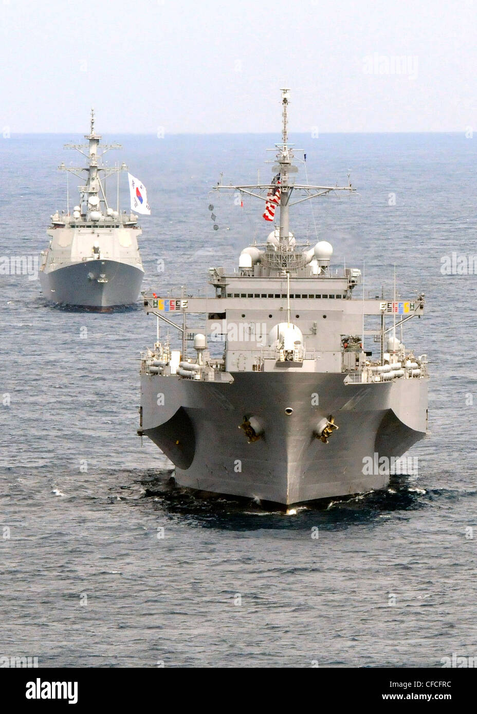 JAPANISCHE SEE (6. März 2012) das Flaggschiff der 7. US-Flotte USS Blue Ridge (LCC 19), Front und der republikanische MarinestoderROKS Yulgok Yi-I (DDG 992) durchreisen in Formation, während sie auf Patrouille sind. Stockfoto