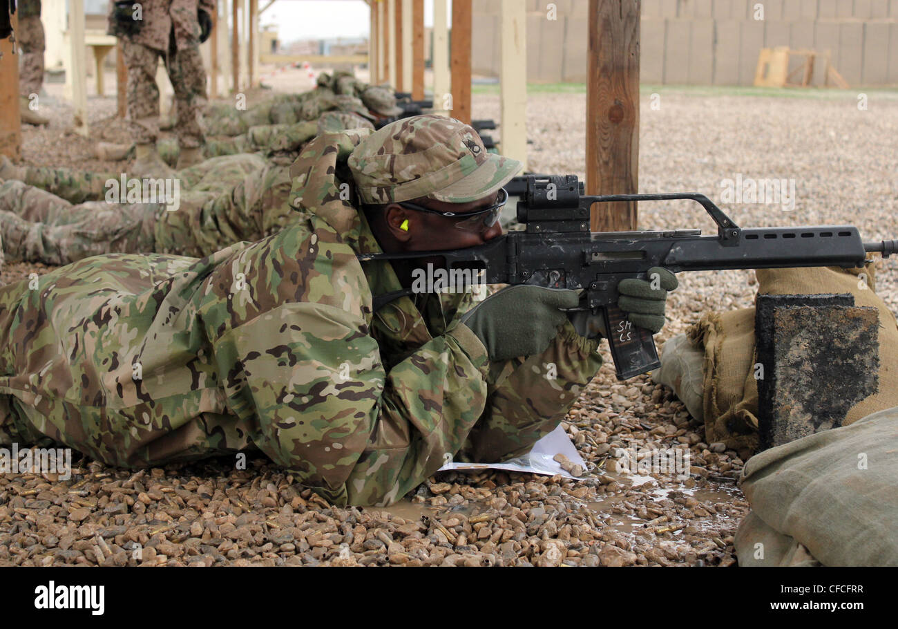 Staff Sgt. Claudius Stewart, ein Eingeborener von Nassau, Bahamas, und eine menschliche Ressourcen Unteroffizier auf die 1 Air Cavalry Brigade zugeordnet, 1.Kavallerie Division, Brände eine Deutsche G36 Sturmgewehr bei einer Qualifikation für die deutschen Streitkräfte für Waffen Proficiency Abzeichen, die auch als Schutzenschnur, 6. März bekannt. Stockfoto