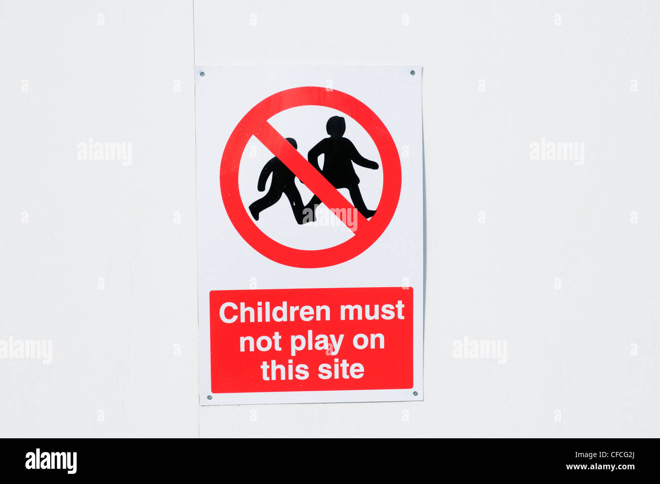 Kinder müssen nicht spielen auf dieser Site Warnschild, Cambridge, England, UK Stockfoto