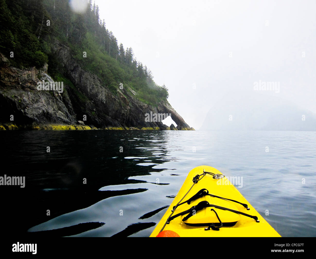 Ein paar Meer Kajakfahrer Paddel während einer grauen Alaska Sommertag am Pazifischen Ozean entlang Fox Island, Alaska. Stockfoto