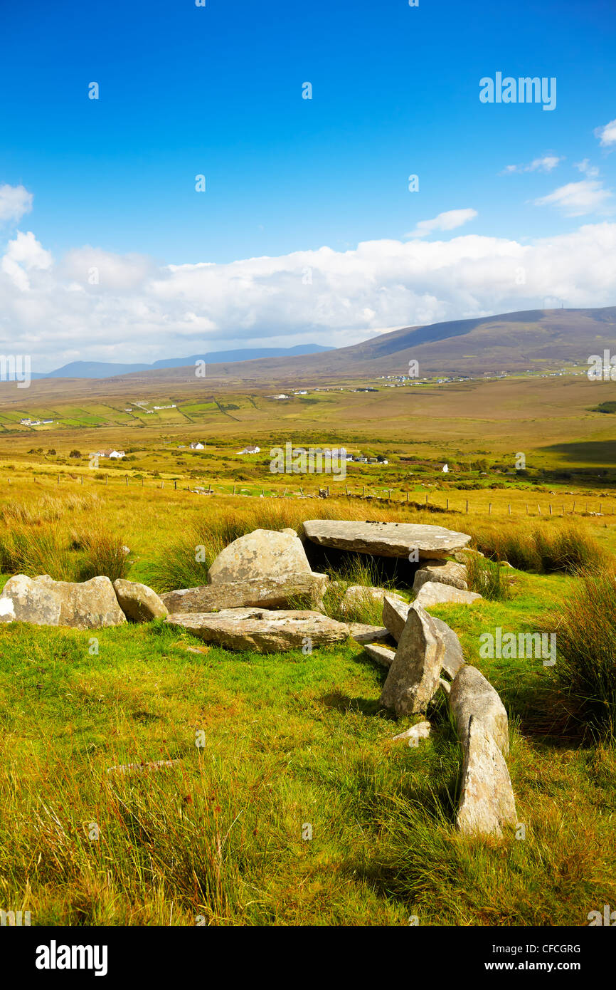 Slievemore Dolmen in der Sommersaison auf Achill Island, Irland. Stockfoto