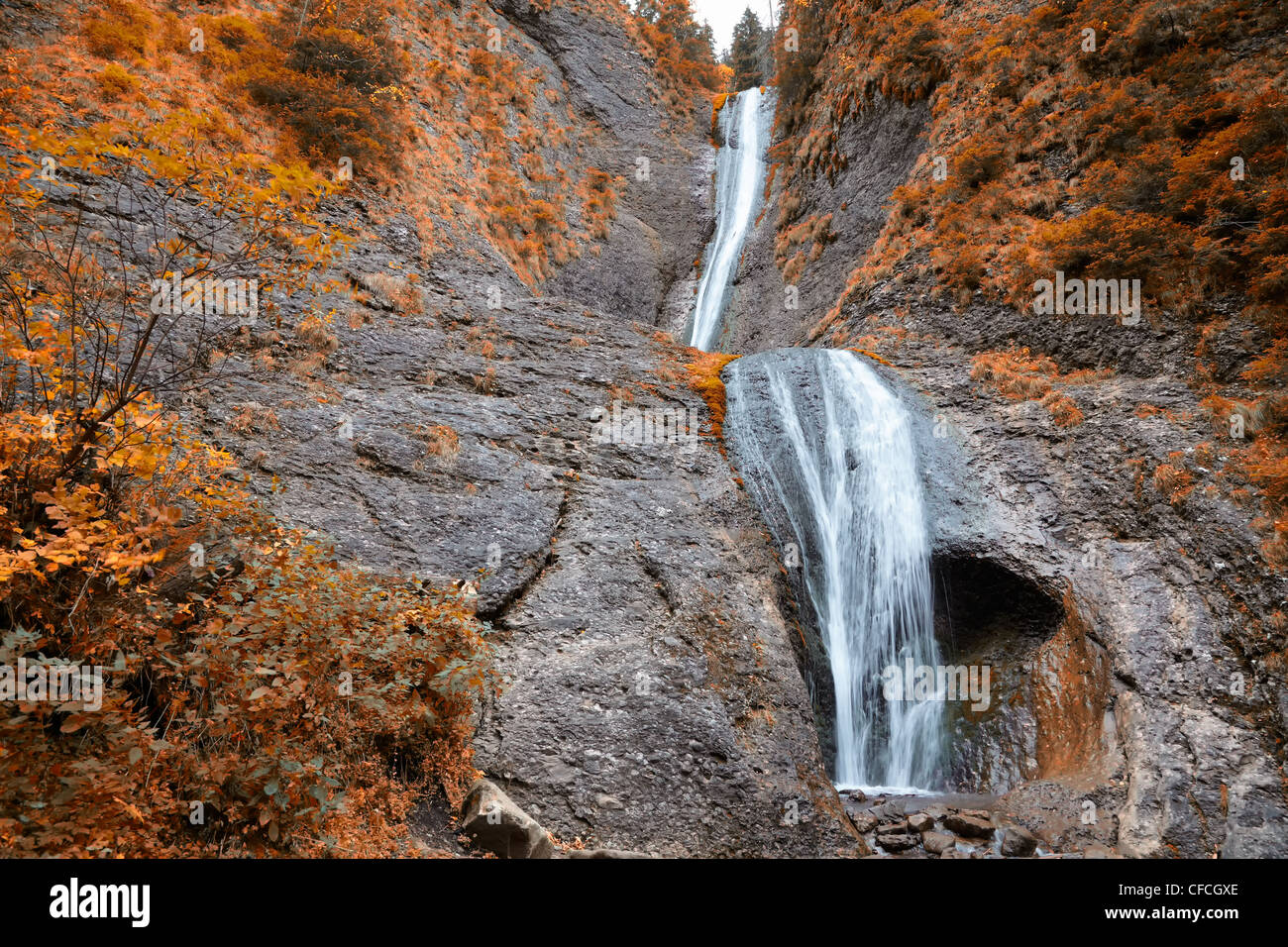 Herbstliche Landschaft am Duruitoarea Wasserfall in Ceahlau Berge, Rumänien. Stockfoto