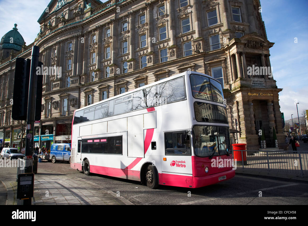 Belfast Metro Citybus Doppeldecker-Bus auf Donegal square west vor der schottischen Vorsorgeeinrichtung Gebäude Belfast Stockfoto