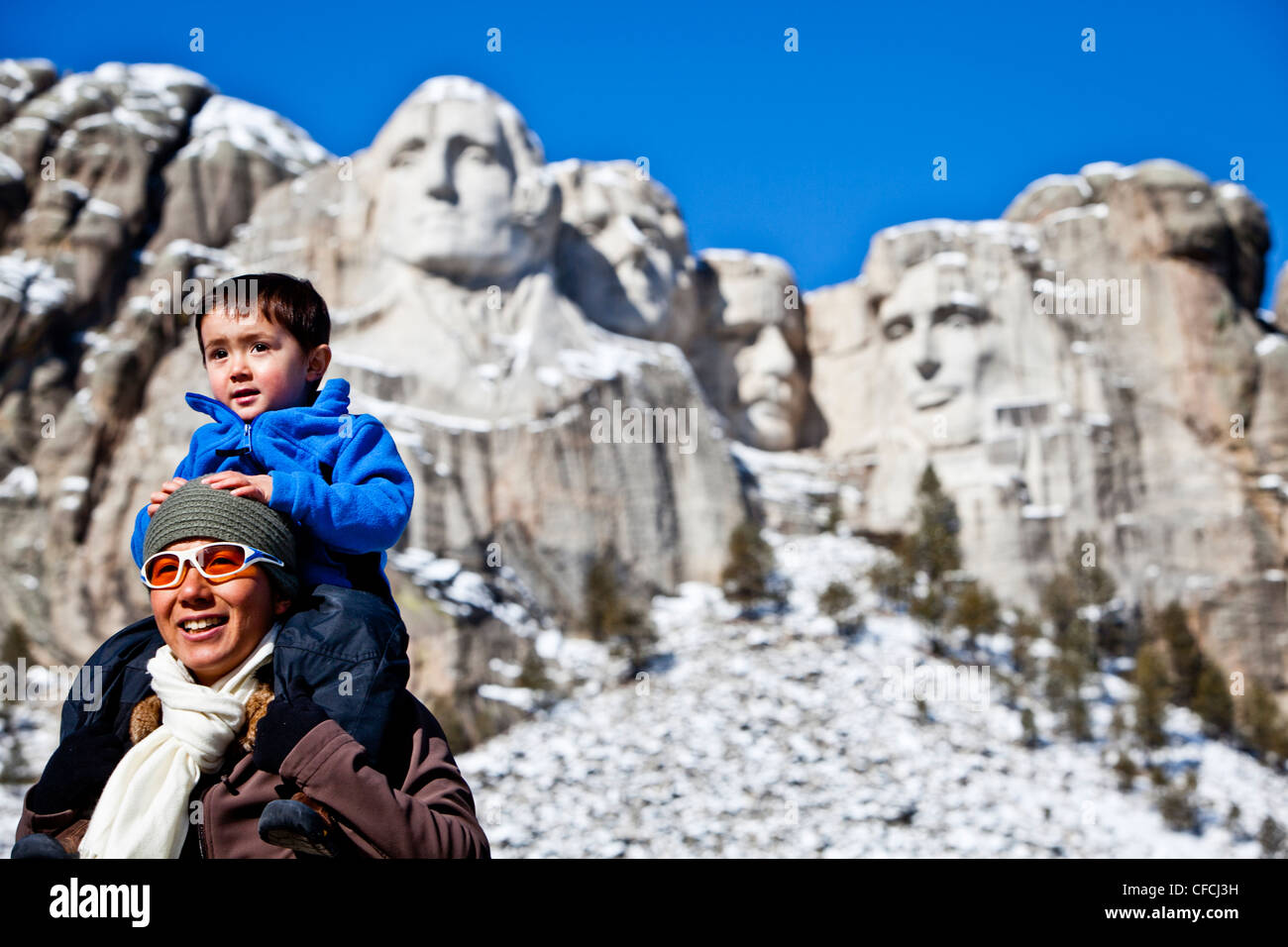 eine 30-jährige, japanisch-amerikanische Frau steht vor Mt Rushmore National Memorial beim tragen auf ihren Schultern Ihr Stockfoto