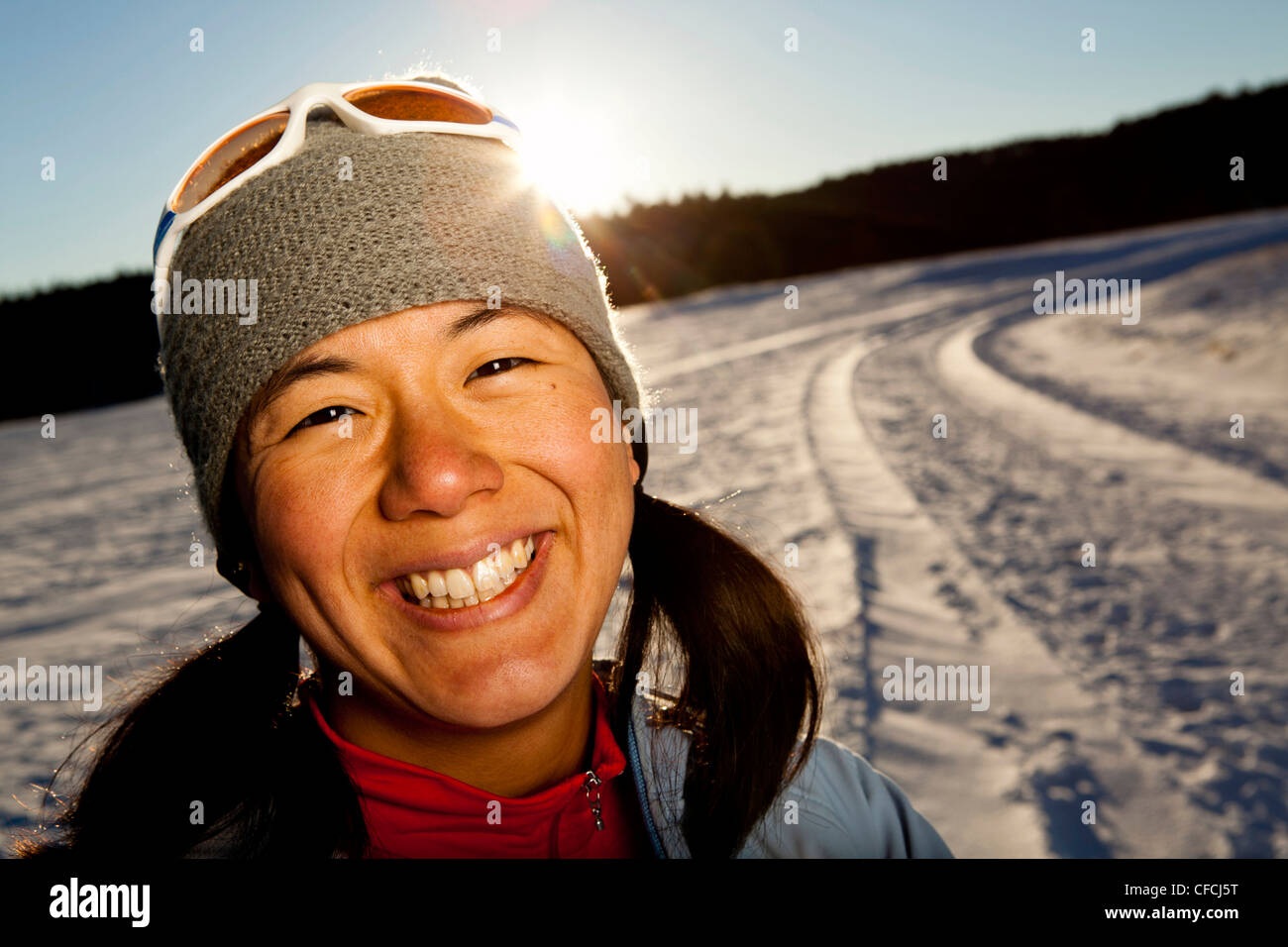 eine japanisch-amerikanische Frau hat ihr Porträt nach dem laufen auf einer verschneiten Straße in Custer State, South Dakota. Stockfoto