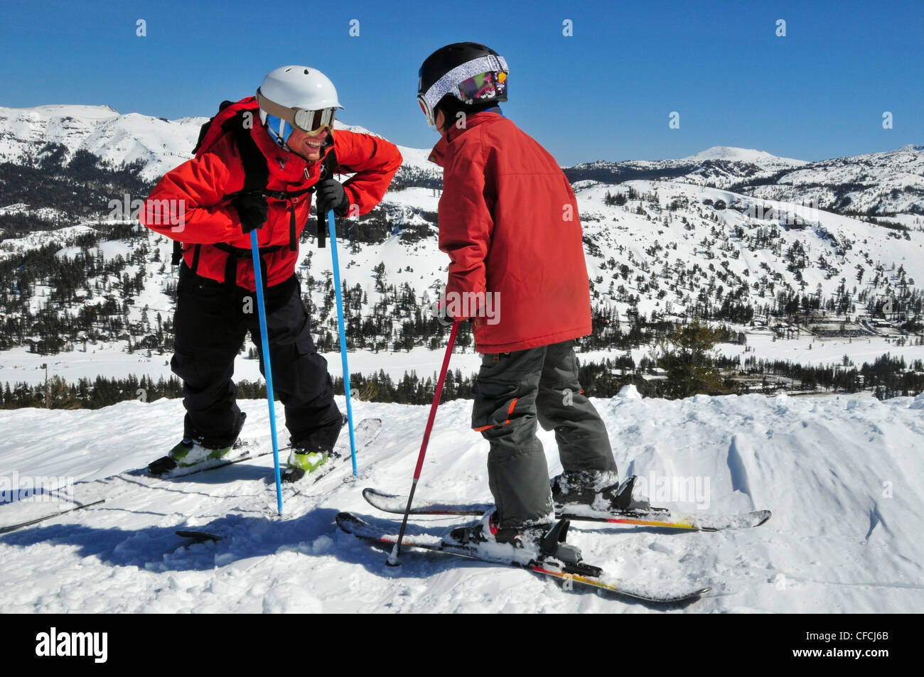 Skilehrerin berät seine Schüler Kirkwood Mountain Resort in der Nähe von South Lake Tahoe, CA. Stockfoto