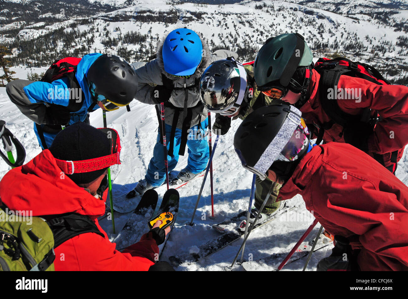 Eine Gruppe von jungen Skifahrern lernen, wie man ein LVS-Gerät Kirkwood Mountain Resort, CA verwenden. Stockfoto