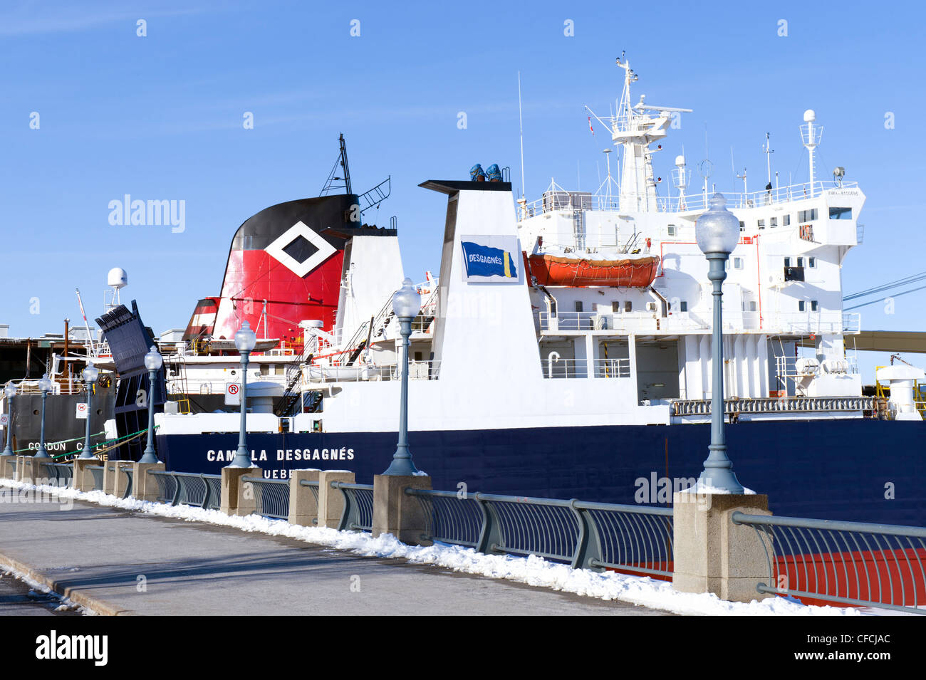 Cargo-Schiffe vor Anker im Hafen von Montreal, Québec, Kanada. Stockfoto