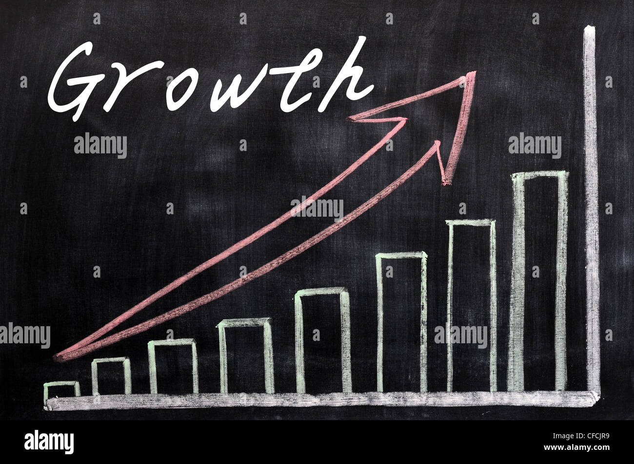 Ein Wachstum Pfeil mit steigenden Spalten gezeichnet auf einer Tafel Stockfoto
