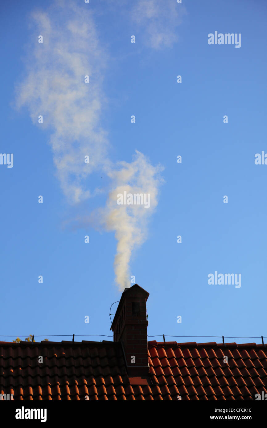 Rauch aus einem Schornstein Himmelblau niemand Stockfoto