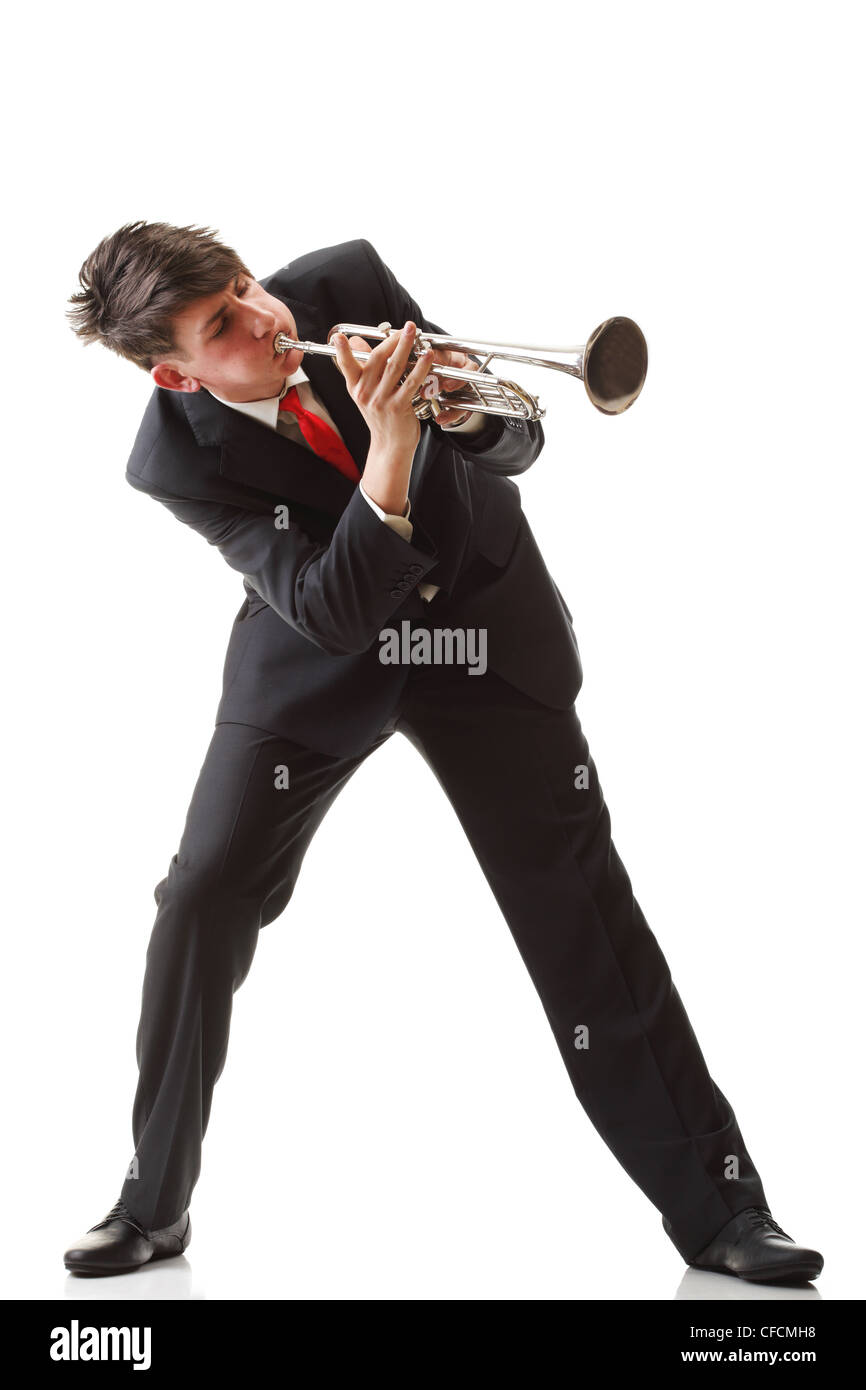 Porträt eines jungen Mannes, der seine Trompete spielt isolierten weißen Hintergrund Stockfoto