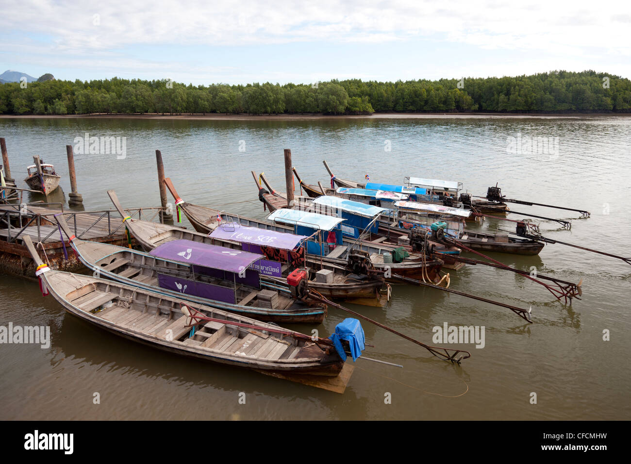 In Krabi (Thailand), asiatische Wasserfahrzeuge der ein eindeutiges Erscheinungsbild: die Long-Tail-Boote. Bateaux À Longue Queue À Krabi. Stockfoto