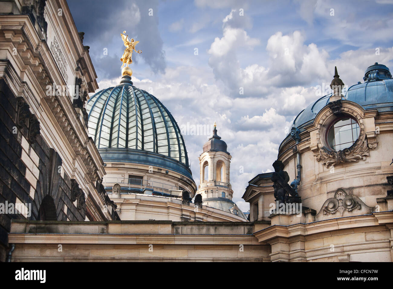 Die Details der Kuppeln auf der Akademie der bildenden Künste und Frauenkirche - Dresden Stockfoto