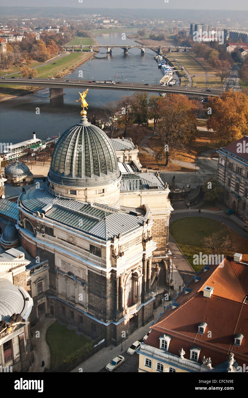 der Akademie der bildenden Künste - Glaskuppel mit goldenen Engel - Dresden - Deutschland Stockfoto