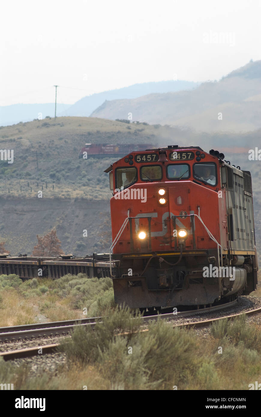 CN-Güterzug in der Nähe von Ashcroft v. übergibt Wacholder Stockfoto