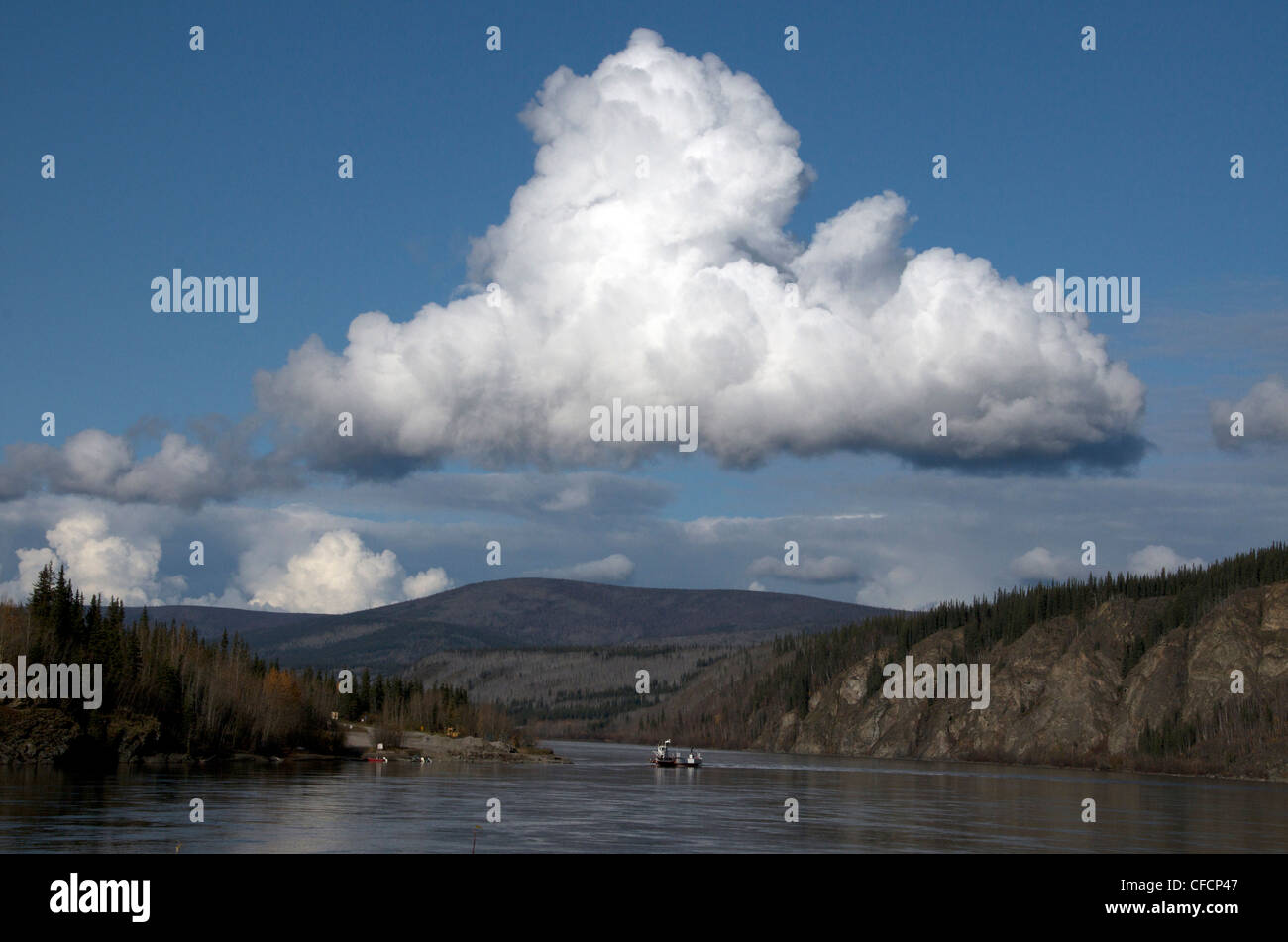 Cumulus-Wolken über Dawson City Fähre über den Yukon River, Yukon Territorium, Kanada. Stockfoto