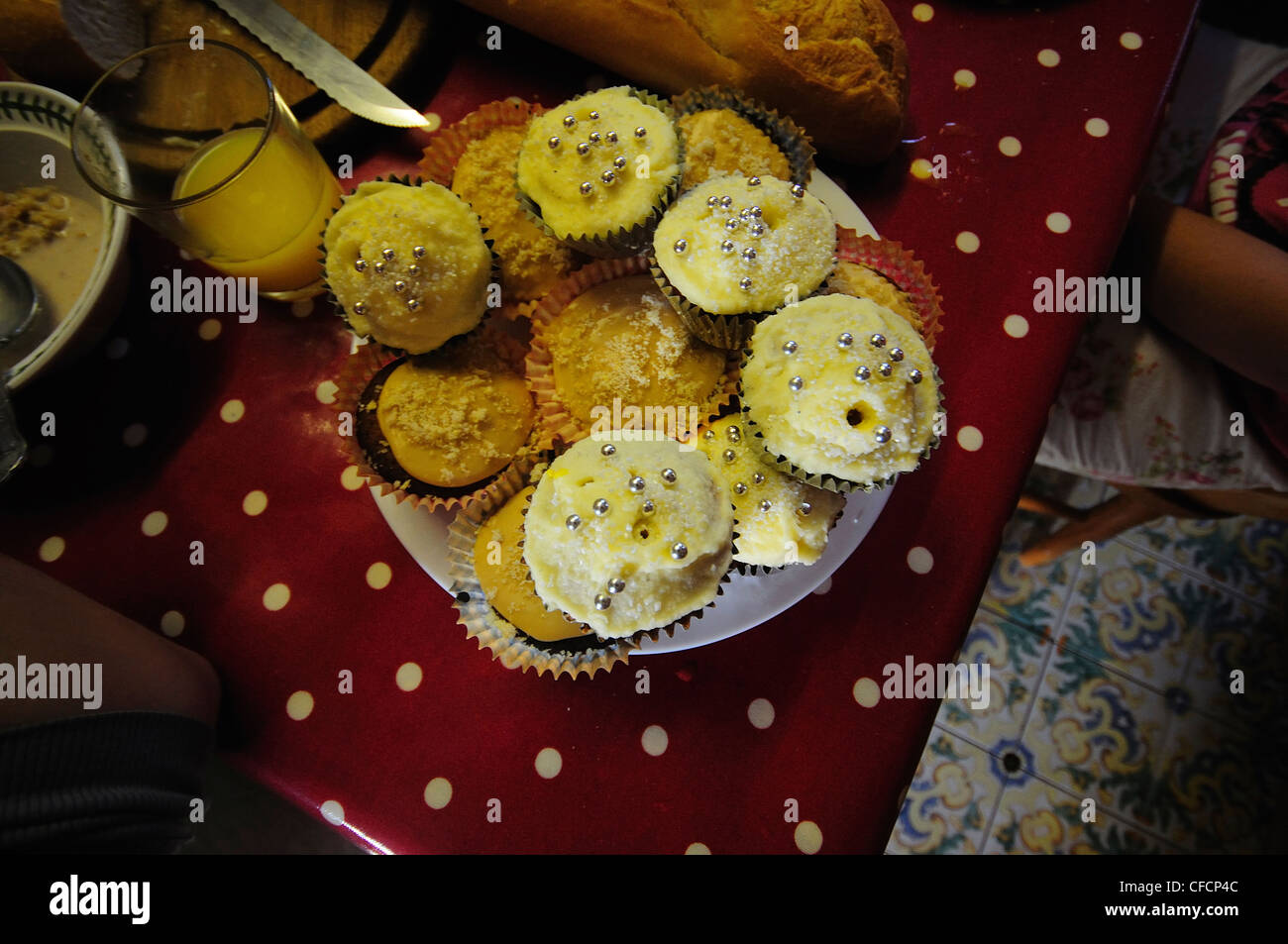 Ein Teller mit hausgemachten Tasse Kuchen bereit für Tee UK Stockfoto