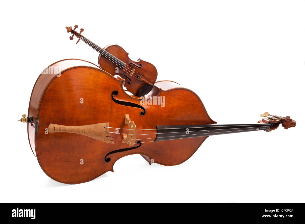 Violine und Kontrabass auf weißem Hintergrund Stockfoto