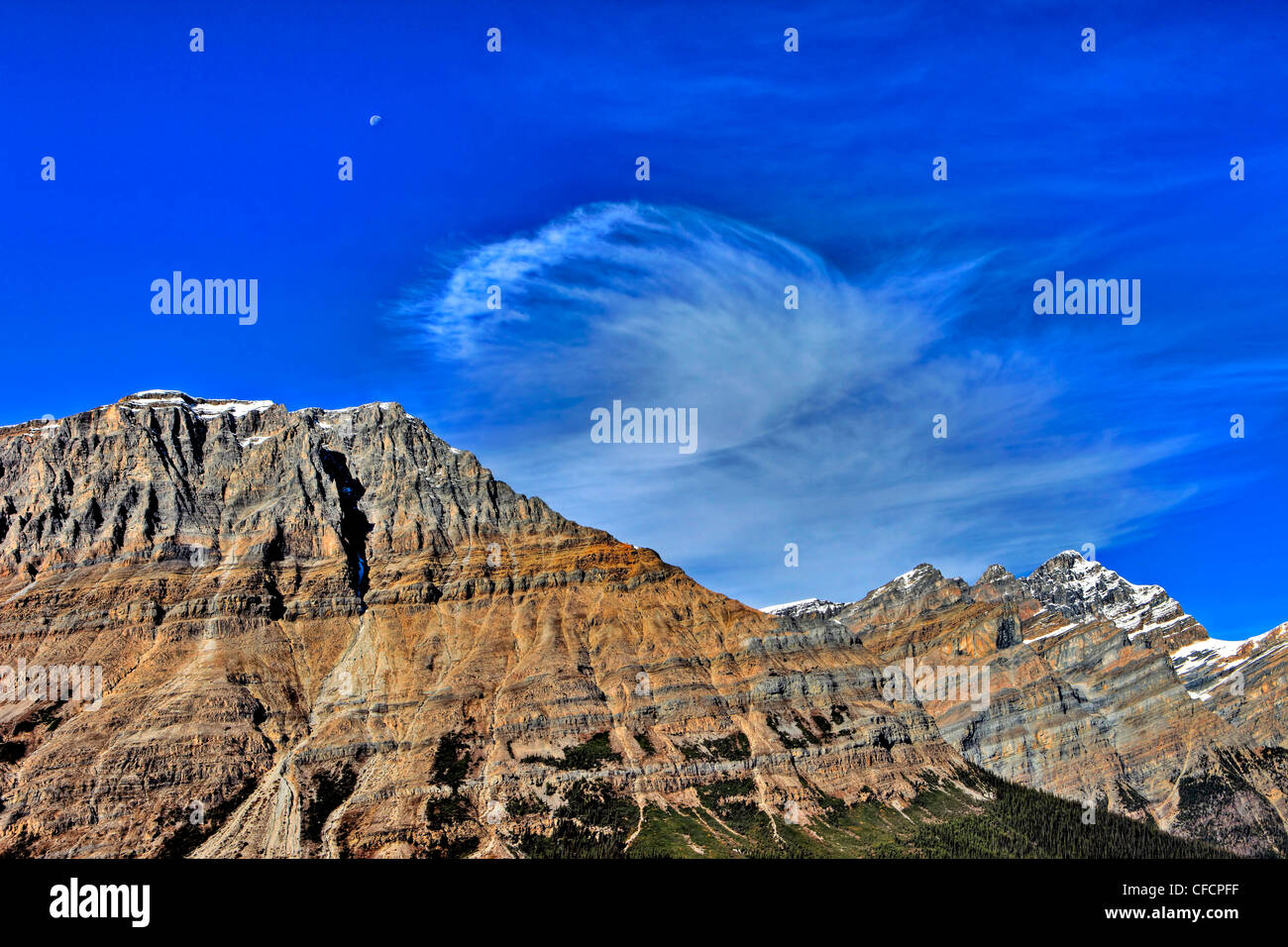 Wolke über Patterson Berg, Banff Nationalpark, Alberta, Kanada Stockfoto