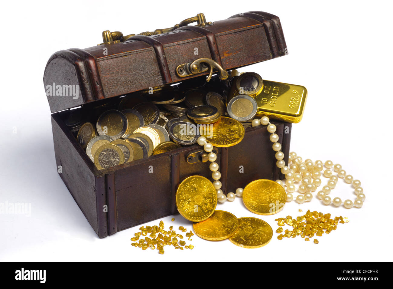 Schatztruhe mit Euro Geld und gold Stockfoto