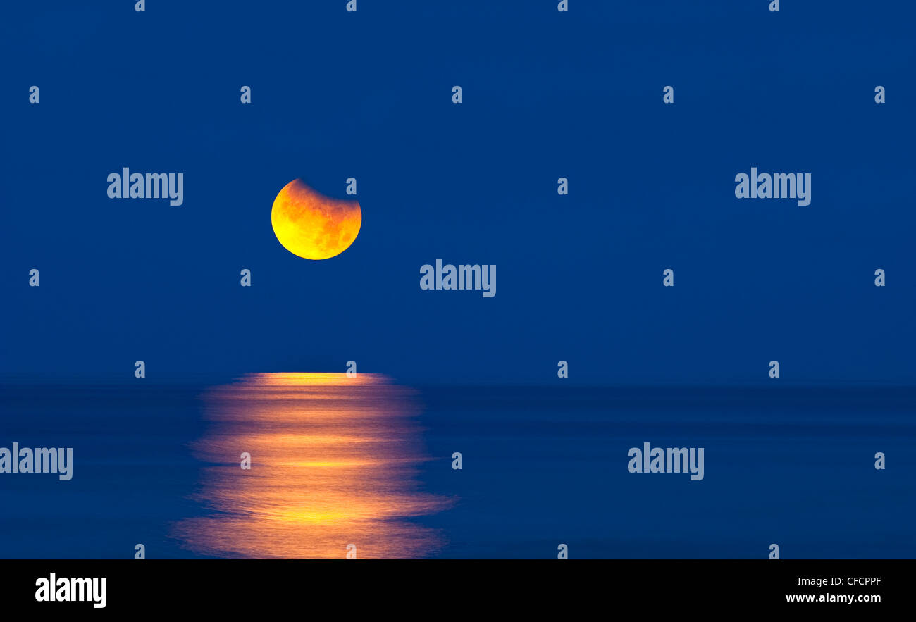 Partielle Sonnenfinsternis des Mondes über dem Golf von Mexiko am Morgen des 26. Juni 2010 einstellen. Stockfoto
