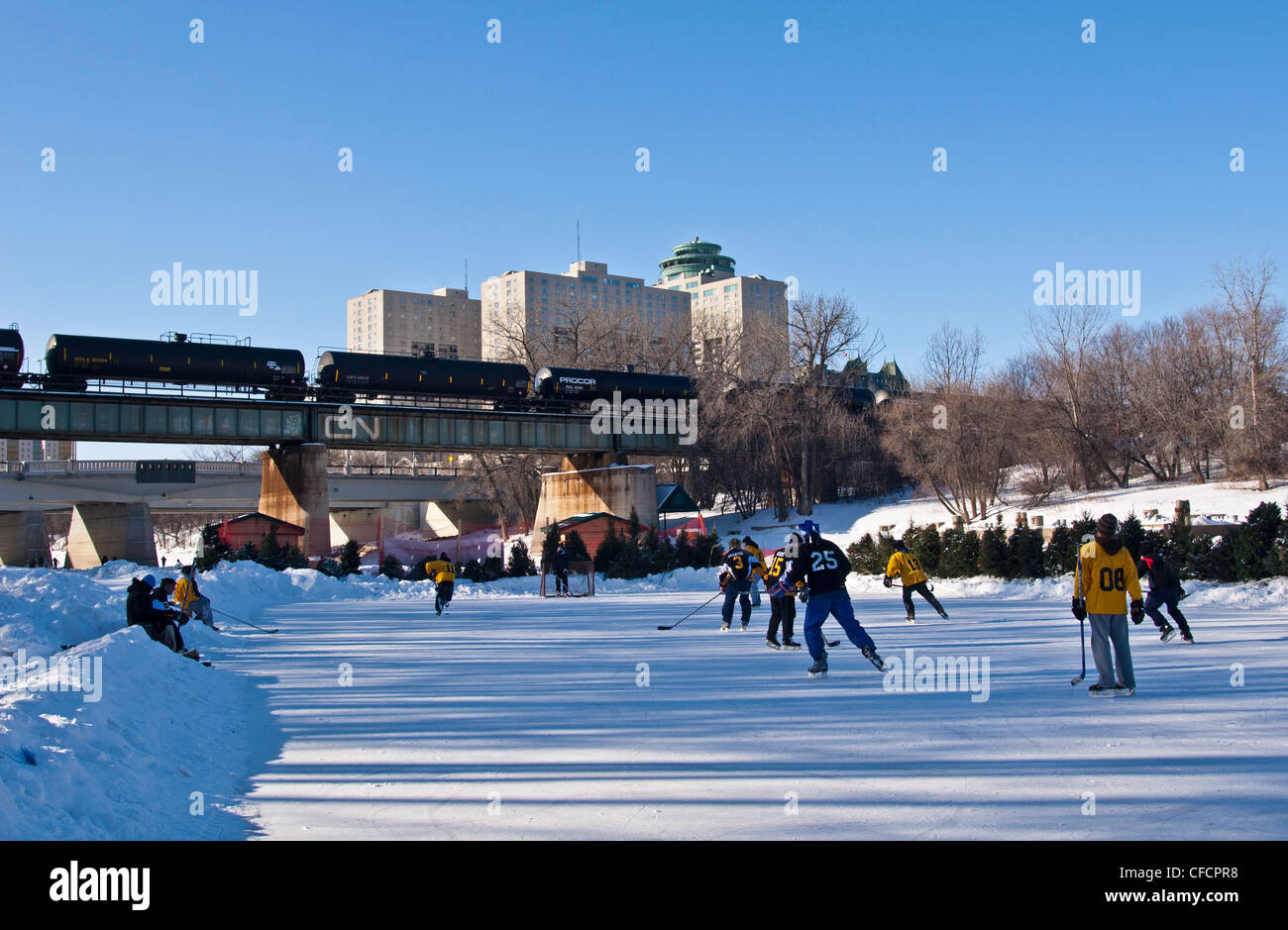 Outdoor-Eishockey auf der Assiniboine River, The Forks, Winnipeg, Manitoba, Kanada Stockfoto