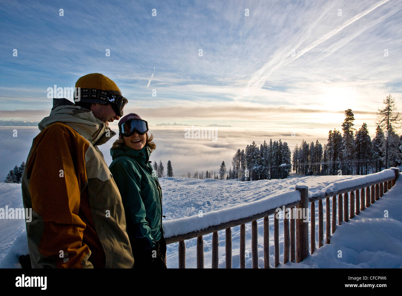 Junges Paar genießen Skitag am Kimberley Alpine Resort, Britisch-Kolumbien, Kanada. (Model-Release #'s 07120, 07121) Stockfoto