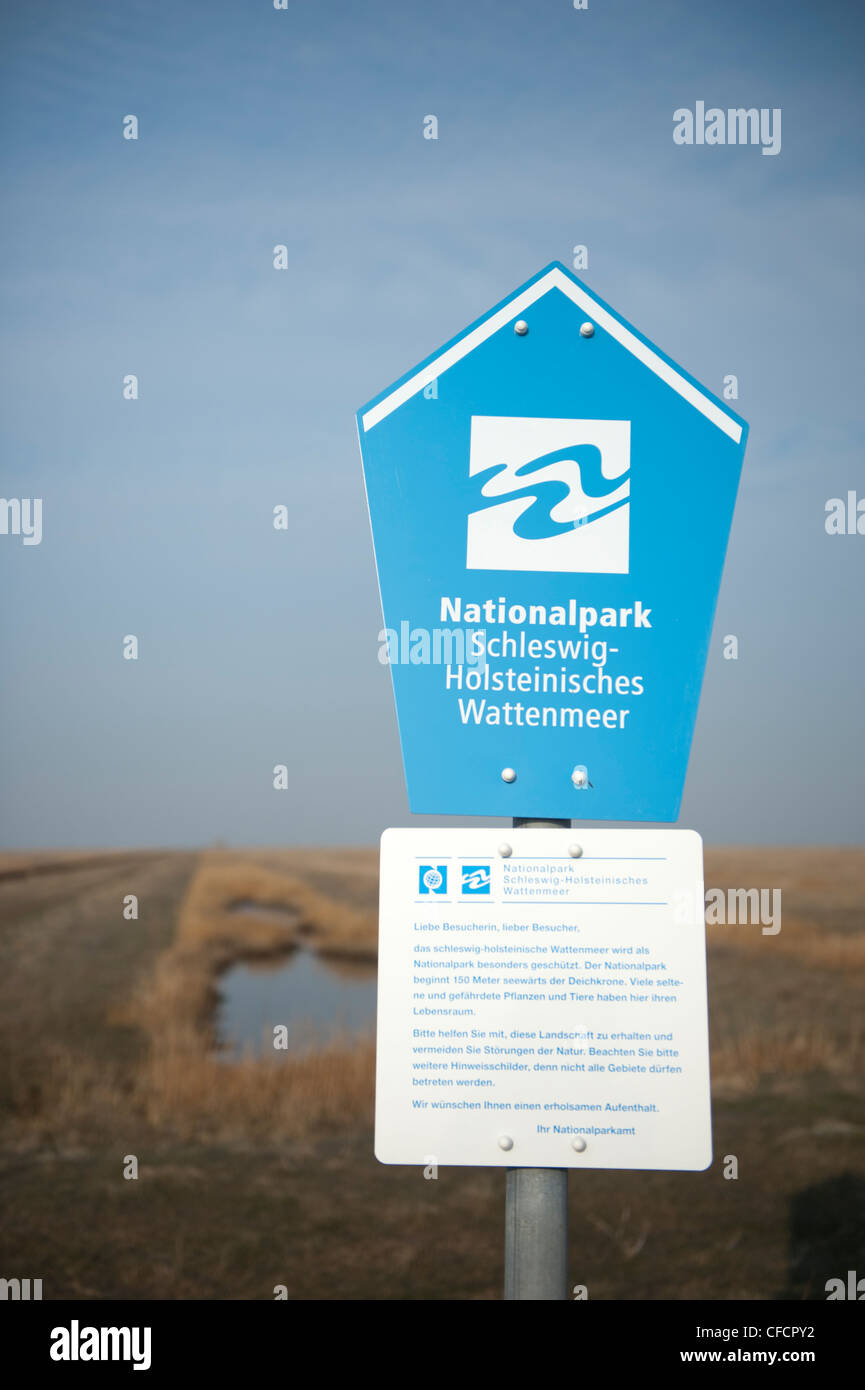 Zeichen für den Nationalpark deutsches Wattenmeer, auch zum UNESCO-Weltkulturerbe. am Ende der kleinen Spurweite Gleisen errichtet Stockfoto
