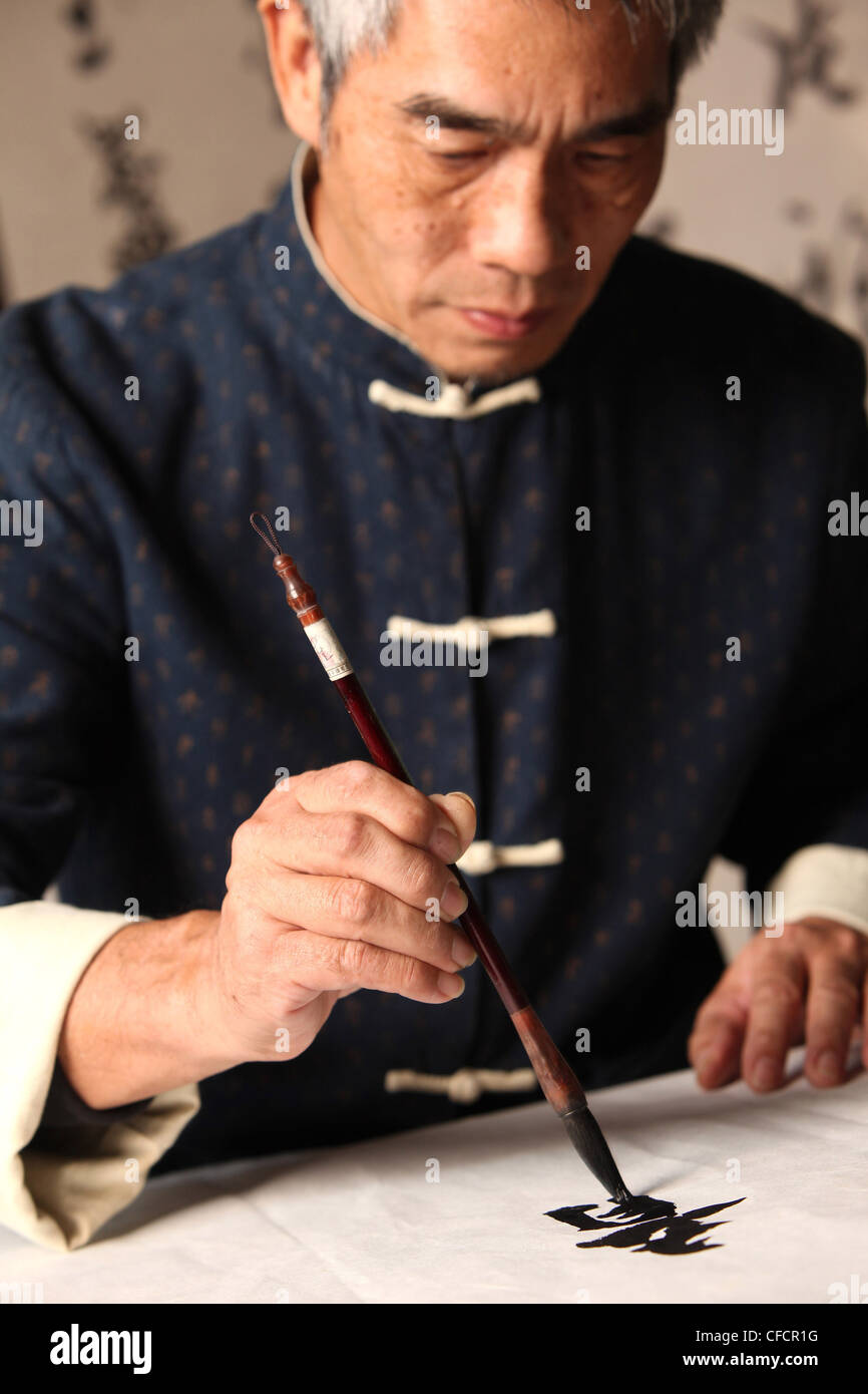 Schreiben chinesische Kalligraphie, Kalligraph Stockfoto
