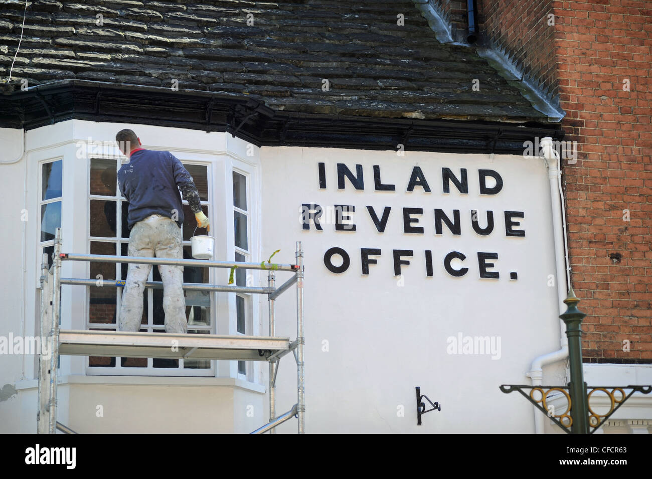 Altes Finanzamt wird neu lackiert in Horsham West Sussex UK Stockfoto