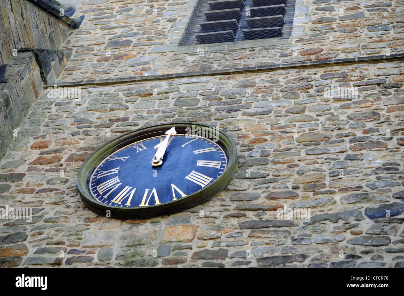Str. Marys Kirche Uhr auf 12:00 Zeit oder Mittag in Horsham West Sussex UK Stockfoto
