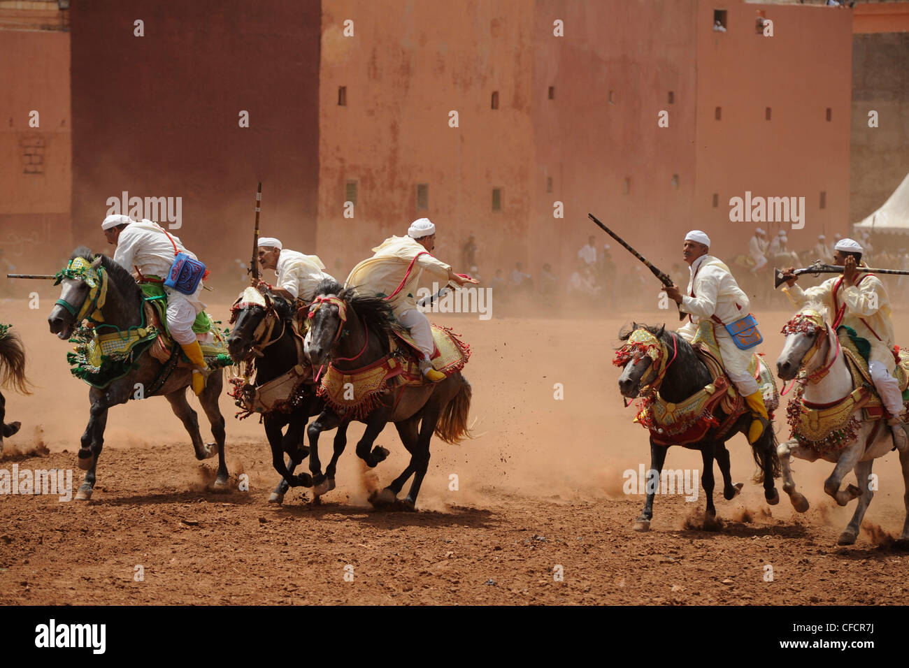 Männer auf dem Pferderücken tragen Gewehre, Fantasia Festival für die Moussem am Azilal, hoher Atlas, Marokko, Afrika Stockfoto