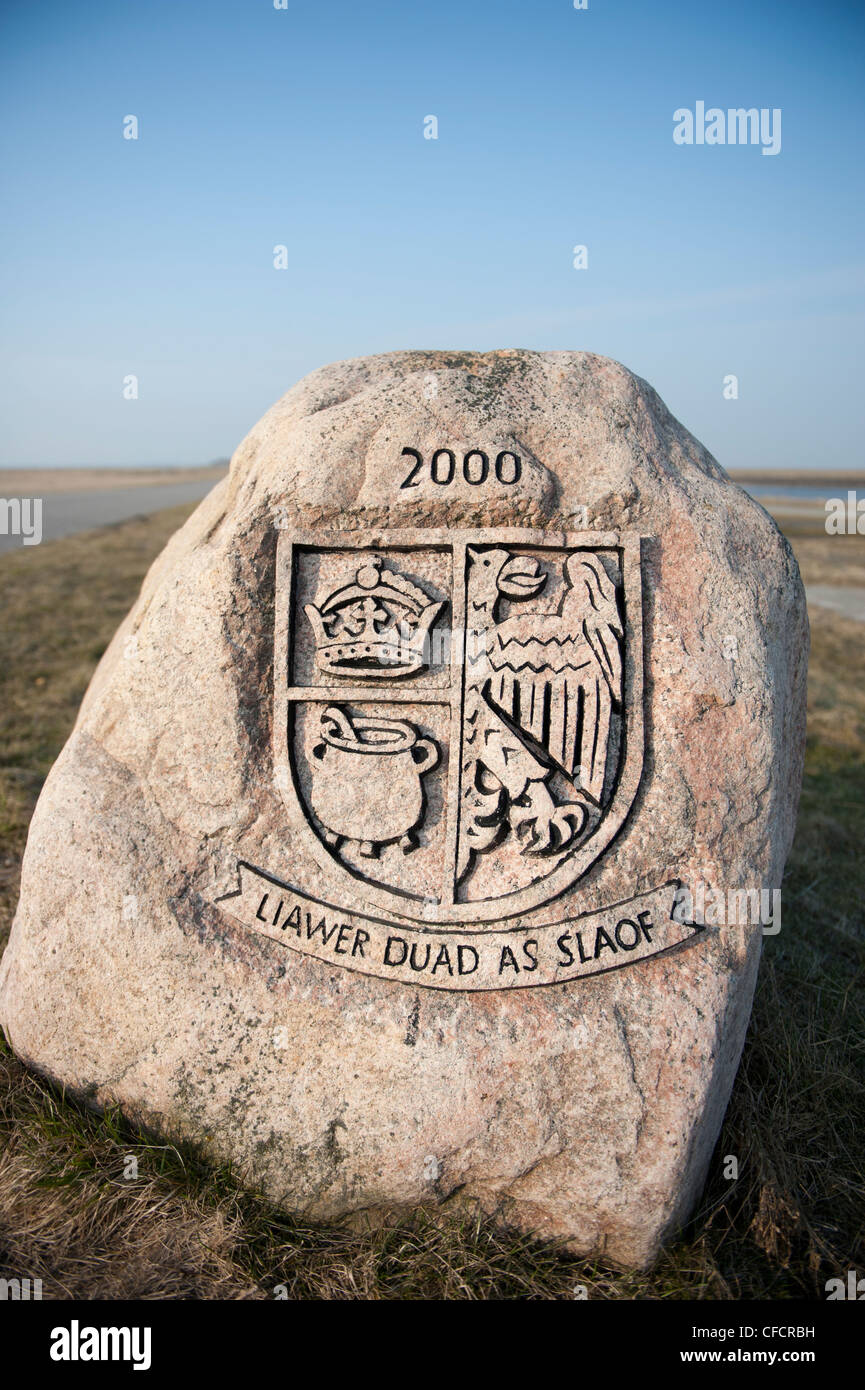 "Lieber tot als Sklave" lautet der Claim der nordfriesischen Bevölkerung, graviert hier auf einem Felsen der Insel Langeneß, Deutschland Stockfoto