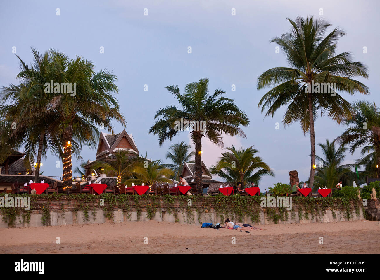 Restaurant Ausstattung Beach Resort am Strand in der Abenddämmerung, Andaman Meer, Indischer Ozean, Bang Niang Beach, Khao Lak, Thailand, als Stockfoto