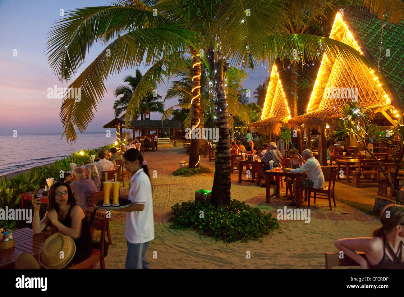Menschen vor Chong Fah Restaurant am Bang Niang Beach am Abend Andaman Meer, Indischer Ozean, Bang Niang Beach, Khao La Stockfoto