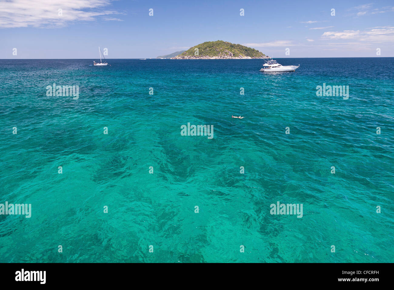 Schnorchler im seichten Wasser der Bucht, Similan Islands, Andaman Meer, Indischer Ozean, Khao Lak, Thailand, Asien Stockfoto